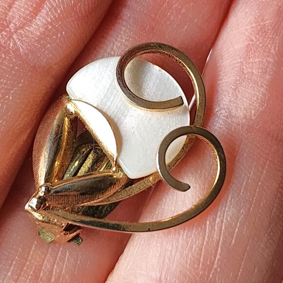 Mother of Pearl & gold-tone swirl clip-on earrings - Picture 3 of 8